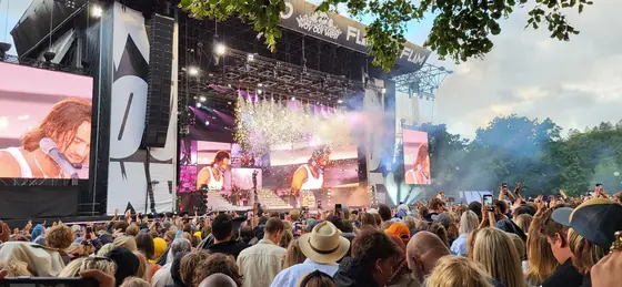 Festival, front third