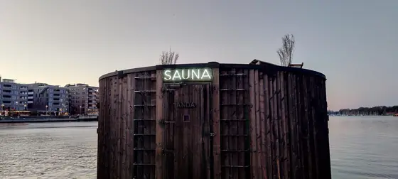 A sauna that announces itself