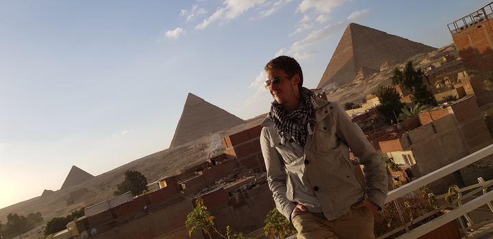 Kristofer in front of the pyramids at Giza
